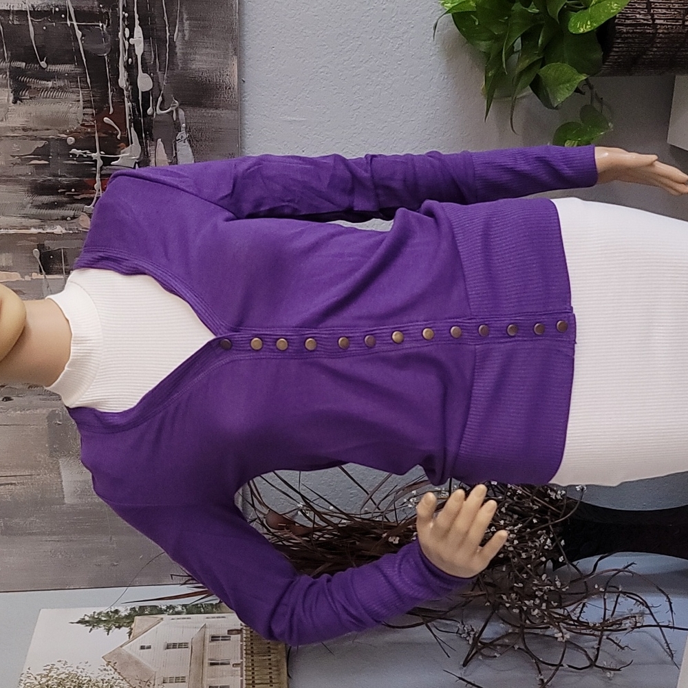 SNAP BUTTON SWEATER CARDIGAN WITH RIBBED DETAIL.